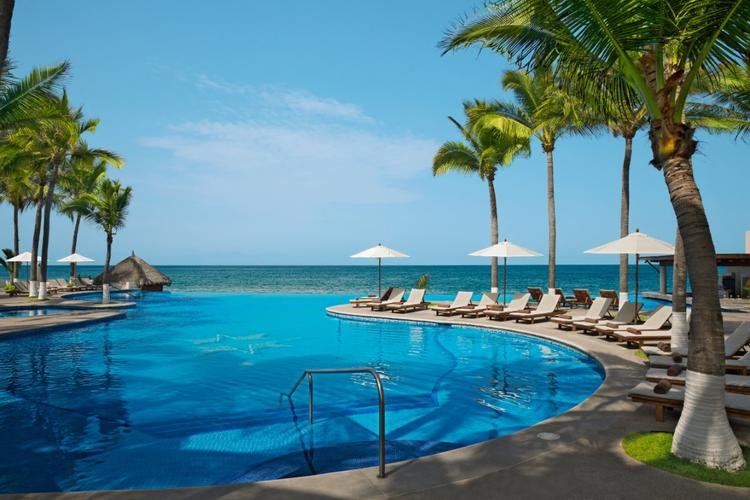 Piscina Hotel Krystal Grand® Nuevo Vallarta Piscina Hotel Krystal Grand® Nuevo Vallarta