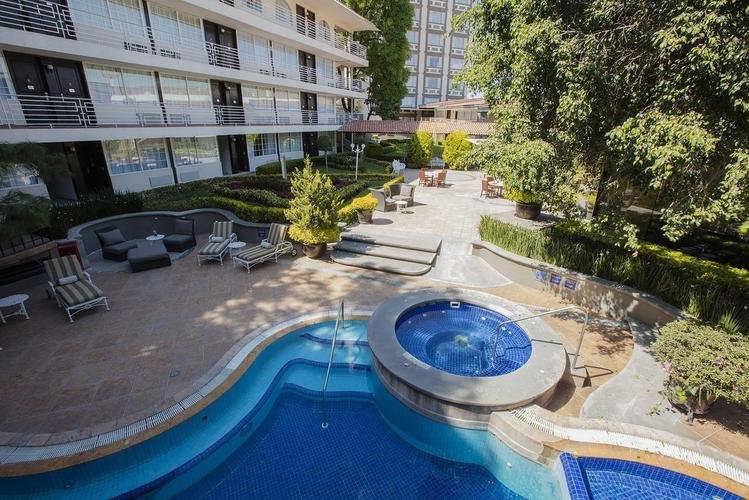 Piscina Hotel Krystal® Satélite María Bárbara Ciudad de México Piscina Hotel Krystal® Satélite María Bárbara Ciudad de México