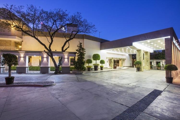 Entrada Hotel Krystal® Satélite María Bárbara Ciudad de México Entrada Hotel Krystal® Satélite María Bárbara Ciudad de México