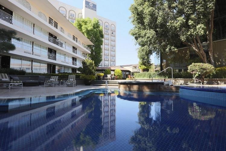 Piscina Hotel Krystal® Satélite María Bárbara Ciudad de México Piscina Hotel Krystal® Satélite María Bárbara Ciudad de México
