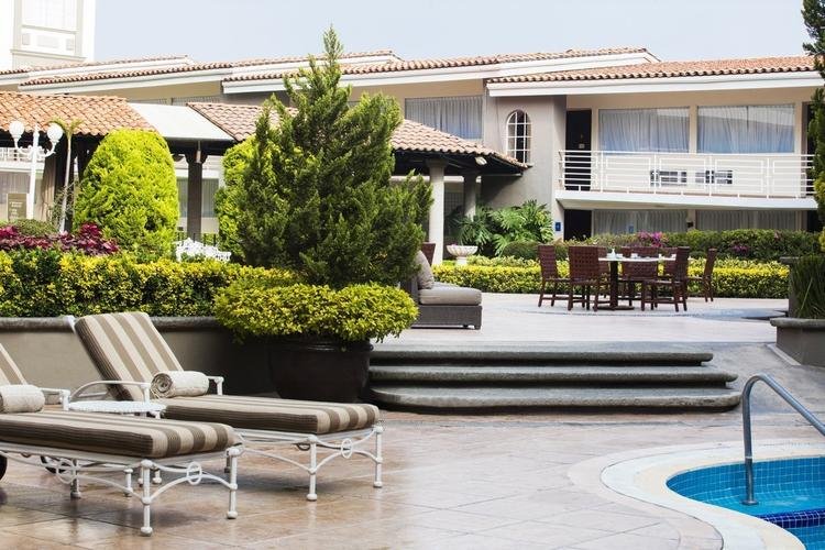 Zona de la piscina Hotel Krystal® Satélite María Bárbara Ciudad de México Zona de la piscina Hotel Krystal® Satélite María Bárbara Ciudad de México